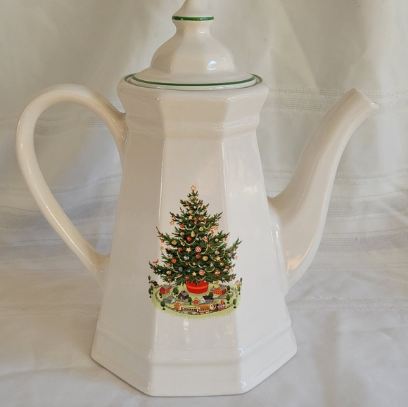 Christmas Heritage Tea/Coffee Set - Picture 3 of 8